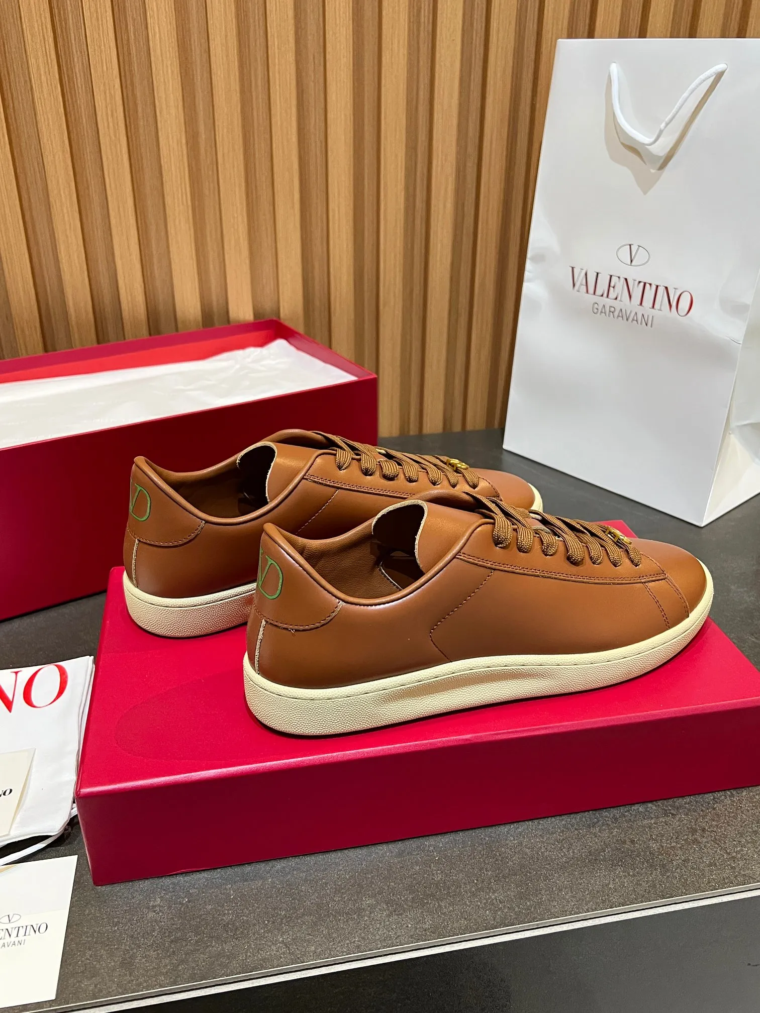 [Valentino] P: 640💰 Couple style, size: women 35-40▪️men 39-44 (45. Customized) Valentino VLTN casual shoes 2025 latest moral training shoes I can't put it down. Seiko details of cowhide sneakers, retro fashion, simple and advanced, casual matching. 1:1 restoration! Top luxury masterpiece, lace-up design, soft and comfortable imported calfskin brings excellent and elegant texture and excellent foot comfort. Top purchasing version upper: imported calfskin surface/original oil edge process + printing process. Inner lining: water-dyed cowhide lining. Outsole: original development 𝐓𝐏𝐔 two-color combination outsole. Packaging: full package with original configuration.